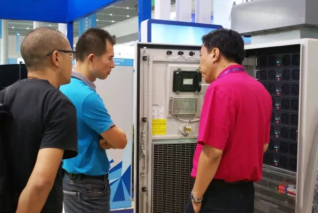 恩億梯銷(xiāo)售人員向客戶(hù)介紹產(chǎn)品細(xì)節(jié) 恩億梯銷(xiāo)售人員向客戶(hù)介紹產(chǎn)品細(xì)節(jié)